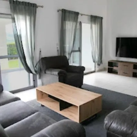 Beautiful Five Minutes From Beach! 코럴베이