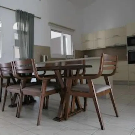 Beautiful Five Minutes From Beach!