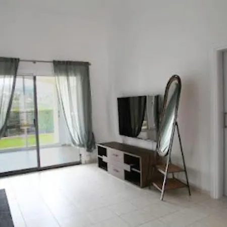 Beautiful Five Minutes From Beach! 코럴베이