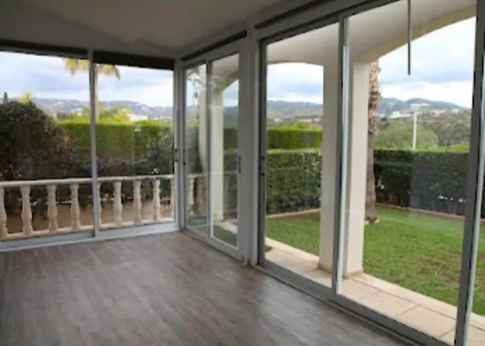 Beautiful Five Minutes From Beach! *