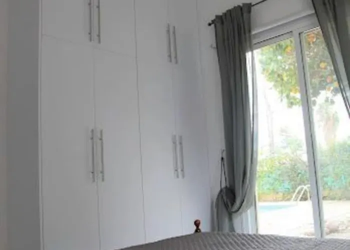 Beautiful Five Minutes From Beach! *