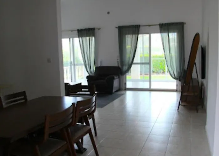 Beautiful Five Minutes From Beach! *