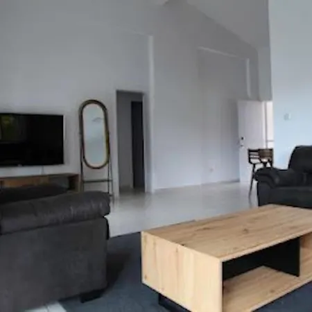 Beautiful Five Minutes From Beach!