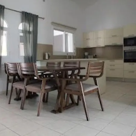 Beautiful Five Minutes From Beach! *