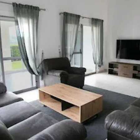 Beautiful Five Minutes From Beach!