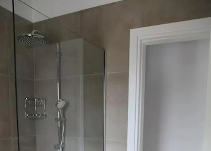 Beautiful Five Minutes From Beach! *