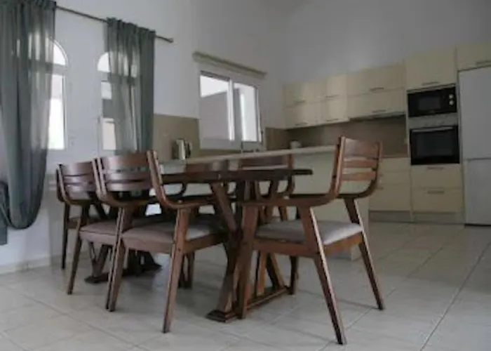 Beautiful Five Minutes From Beach!