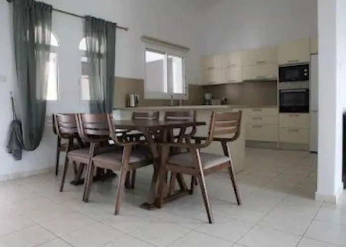 Beautiful Five Minutes From Beach! *