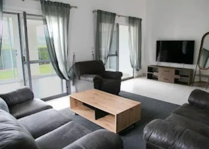 Beautiful Five Minutes From Beach!